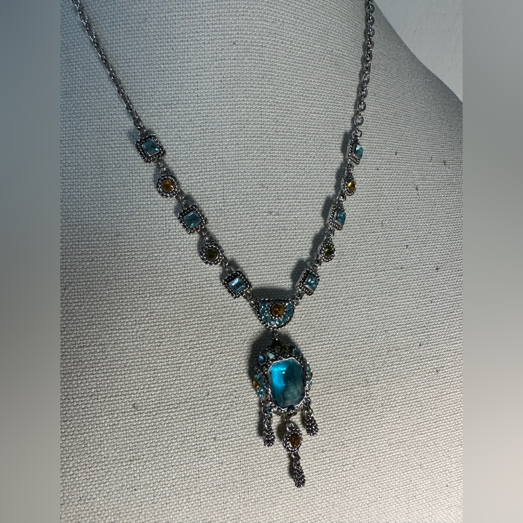 Gorgeous Ornate Style Silvertone Necklace With Rhinestones